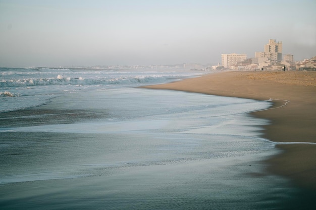 Das Meer rettet das Erreichen des Strandes von Praia de Silvalde in Espinho Portugal bei Sonnenuntergang