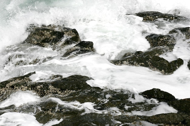 das Meer trifft auf den Felsen