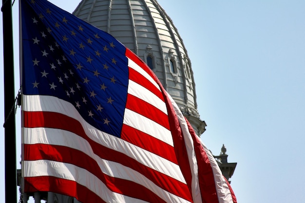 Das Michigan State Capitol Building, teilweise von der amerikanischen Flagge verdeckt.