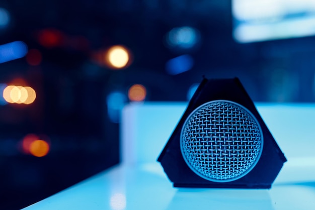 Das Mikrofon liegt auf einem leuchtenden Tisch mit einem Gitter auf der Kamera. Foto in hoher Qualität