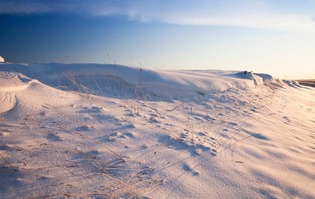 Das mit Schnee bedeckte landwirtschaftliche Feld in einer Wintersaison