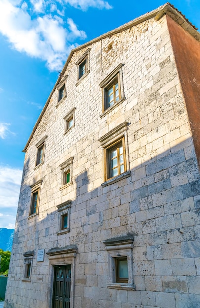 Foto das mittelalterliche haus steht an der küste der bucht von bokakotorska in der stadt prcanj