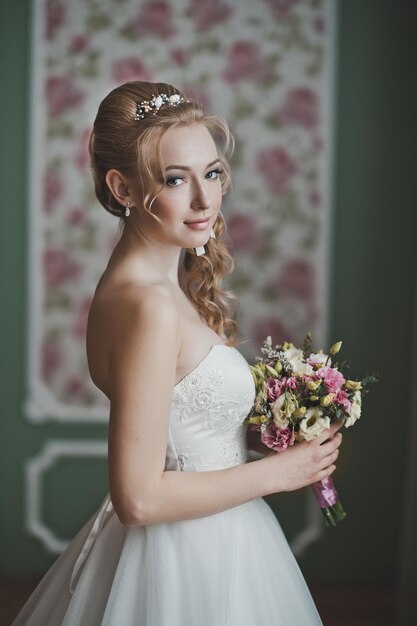 Das Model bewirbt ein Brautkleid 2746