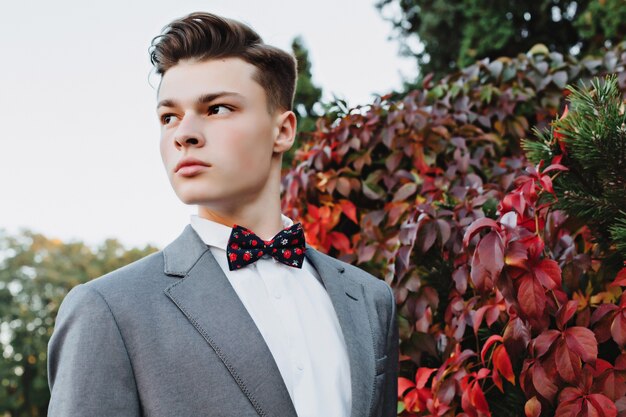 Das Model schaut nach links Bow Tie Shop