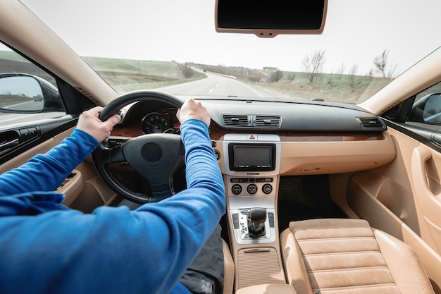 Das moderne Auto auf Asphaltstraße fahren