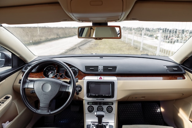 Das moderne Auto auf Asphaltstraße fahren