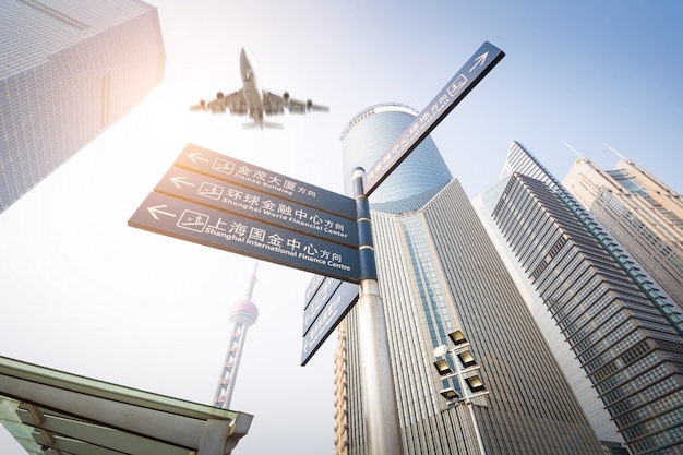 Das moderne Gebäude mit Verkehrsflugzeug an der Dämmerung in Shanghai, China.