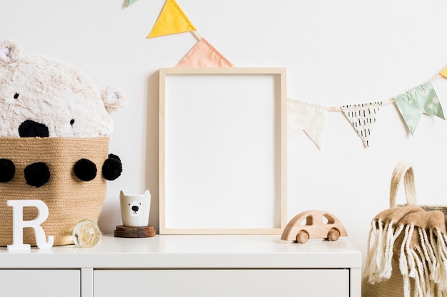 Das moderne skandinavische Neugeborenen-Babyzimmer mit Fotorahmen, Holzauto, Plüschtieren und Wolken