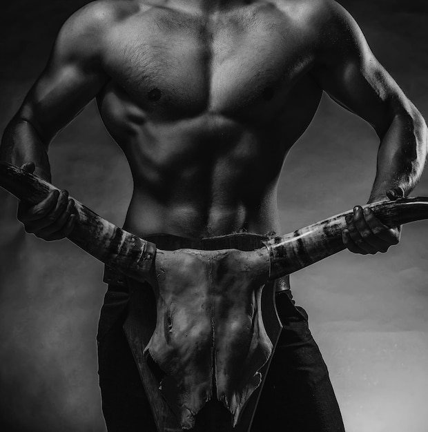Das muskulöse Modell trägt einen jungen Mann, der stark und brutal ist, einen sexy Torso-Mann, der seine Muskeln spielen lässt
