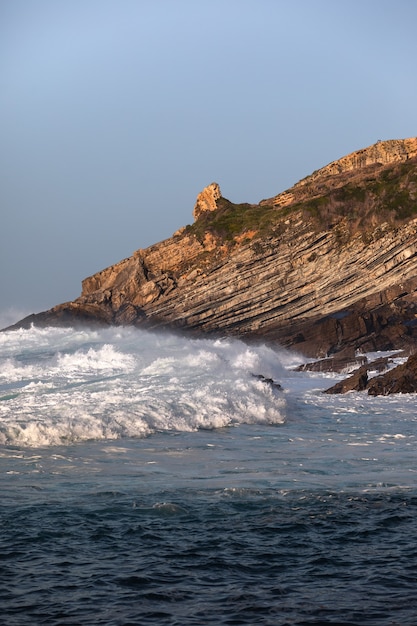 Das mutige Meer trifft auf die Küste des Baskenlandes.