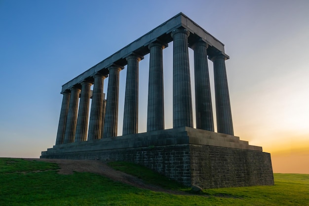 Das National Monument of Scotland auf dem Calton Hill in Edinburgh im Morgengrauen