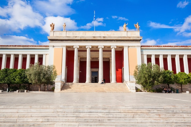 Das Nationale Archäologische Museum in Athen beherbergt die wichtigsten Artefakte aus einer Vielzahl von archäologischen Stätten in ganz Griechenland von der Vorgeschichte bis zur Spätantike.