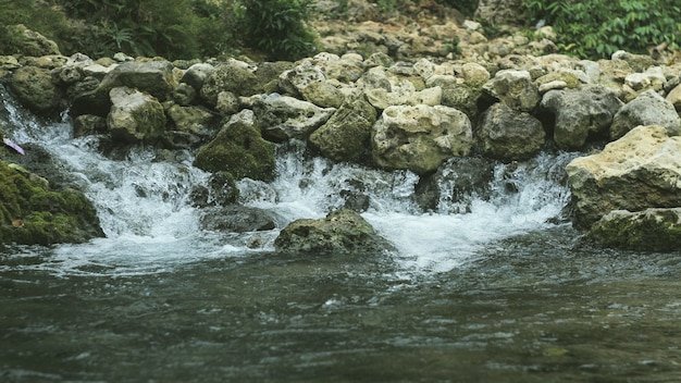 das natürliche Quellwasser aus den Bergen