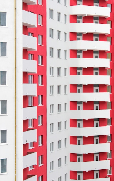 Das neu gebaute weiß-rote Hochhaus