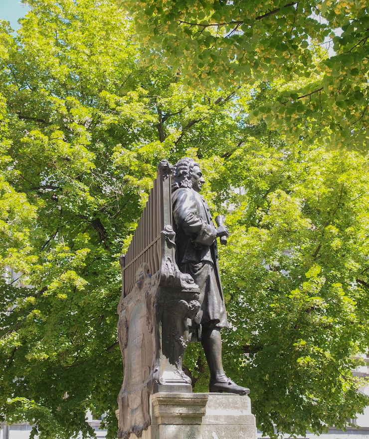 Foto das neue bach-denkmal steht seit 1908 vor der st.-thomas-kirche, in der johann sebastian bach in leipzig begraben liegt