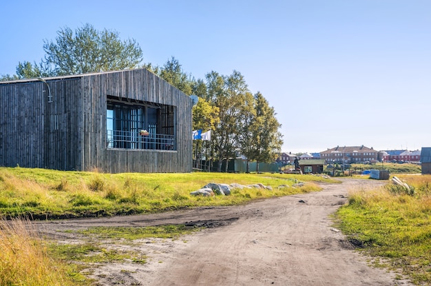 Das neue Holzgebäude der Stiftung auf den Solovetsky-Inseln am Ufer des Weißen Meeres