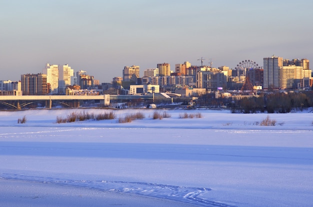 Das Nowosibirsk am Fluss Ob im Morgengrauen