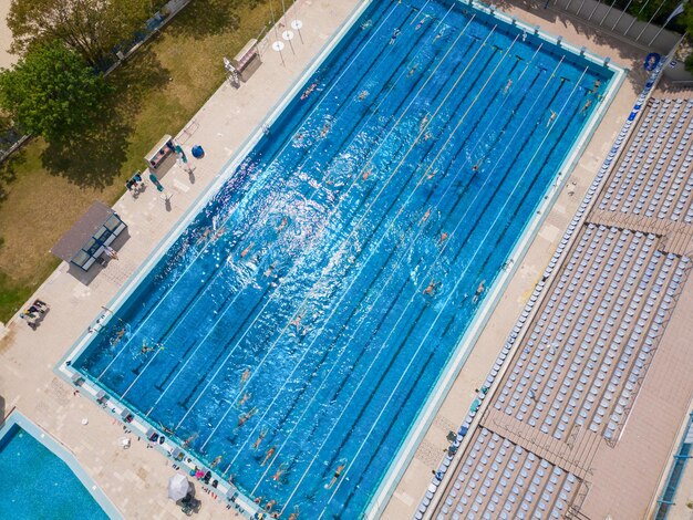 Das offene Sportschwimmbecken glitzerte unter der strahlenden Sonne, während die Menschen in seinen einladenden Gewässern schwammen