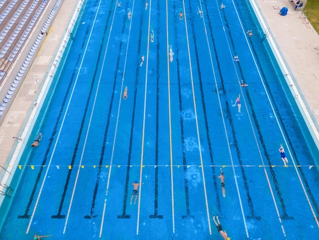 Das offene Sportschwimmbecken glitzerte unter der strahlenden Sonne, während die Menschen in seinen einladenden Gewässern schwammen