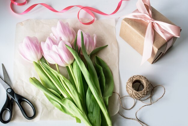 Das orangefarbene Tulpenbouquet ist rosa.