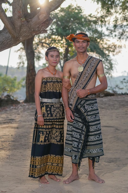 das Paar, das heiratet, trägt traditionelle Kleidung von der Insel Sabu