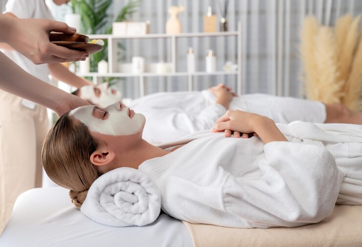 Foto das paar gönnt sich eine luxuriöse gesichtscreme und eine spa-massage.