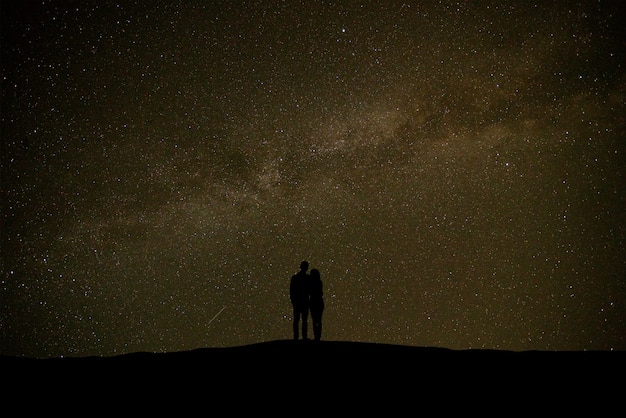 Das Paar steht am Himmel mit Sternenhintergrund