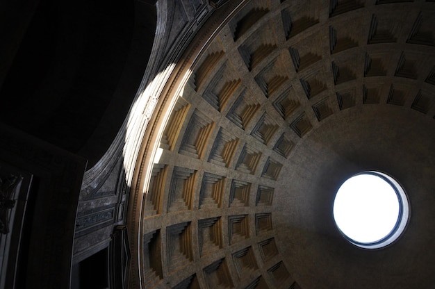 Das Pantheon ist ein ehemaliger römischer Tempel, heute eine Kirche auf dem Gelände eines früheren Tempels, Rom, Italien