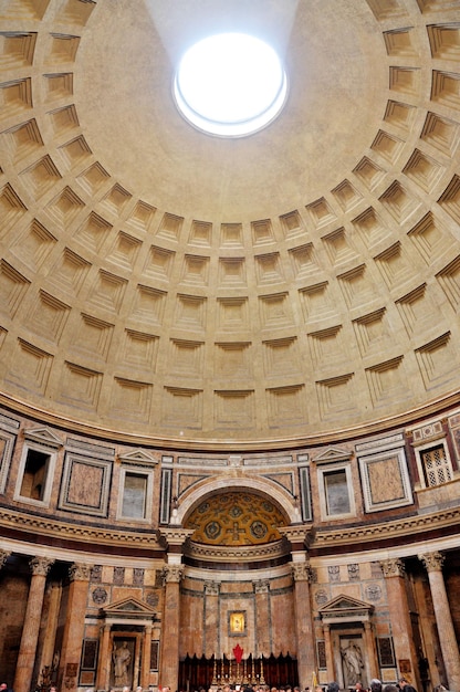 Das Pantheon ist ein ehemaliger römischer Tempel, heute eine Kirche auf dem Gelände eines früheren Tempels