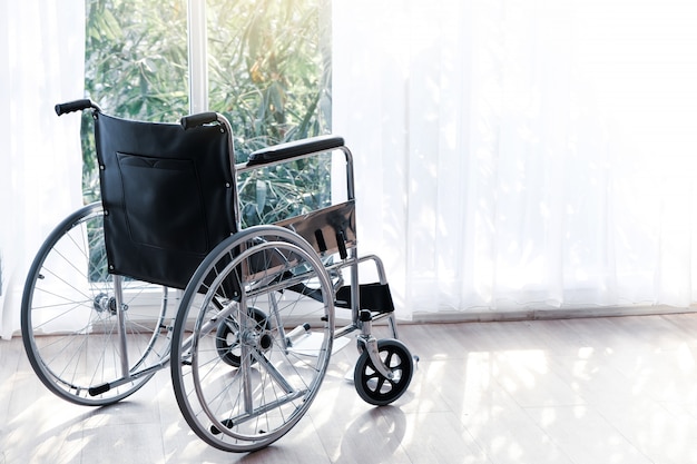 Das Patientenbett für Rollstuhlfahrer befindet sich auf der Krankenstation.