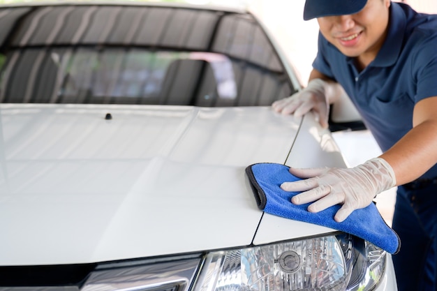 Das Personal des Autowaschdienstes reinigt seine Autos mit Mikrofasertüchern. Details und Parkservice-Konzept Selektiver Fokus Nahaufnahme