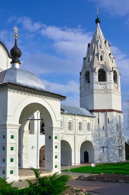 Foto das pokrovsky-kloster aus weißem stein