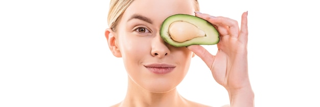 Das Porträt der süßen Frau mit Avocado auf weißem Hintergrund