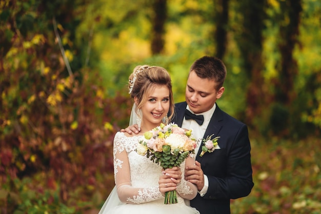 Das Porträt des Hochzeitspaares im herbstlichen Wald