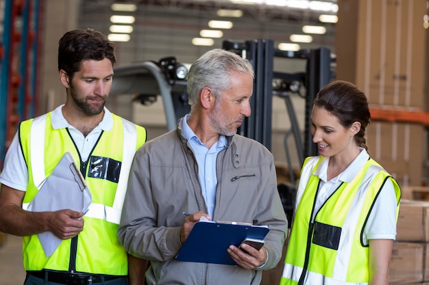 Das Porträt des Managers spricht mit den Arbeitern