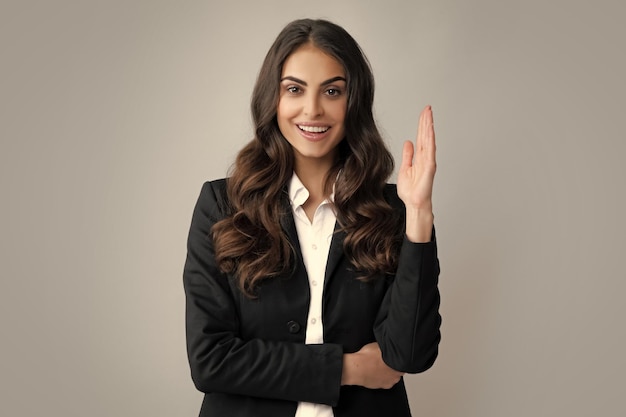 Das Porträt einer jungen Frau, die mit dem Finger auf das Eureka-Zeichen zeigt und eine großartige innovative Ideenlösung hat, hat gerade ein glückliches Geschäftsfrauengesicht bekommen