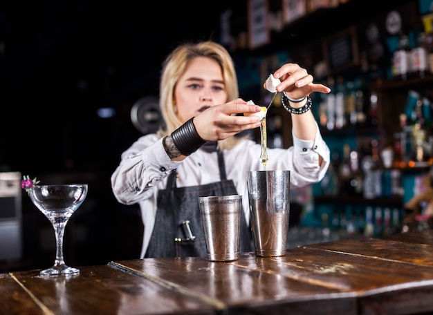 Das Porträt eines Barmanns zeigt den Prozess der Herstellung eines Cocktails in der Bar