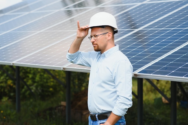 Das Porträt eines stolzen Ingenieurs lächelt zufrieden mit seiner erfolgreichen Arbeit Konzept Erneuerbare Energietechnik Stromservice Ökostrom