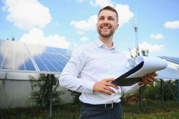 Das Porträt eines stolzen Ingenieurs lächelt zufrieden mit seiner erfolgreichen Arbeit Konzept Erneuerbare Energietechnik Stromservice Ökostrom