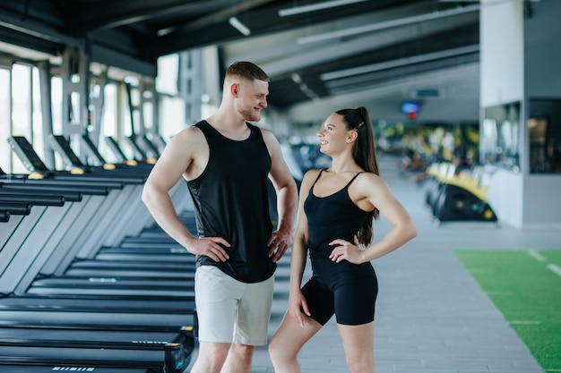 Das Power-Paar im Fitnessstudio junger Mann und Frau mit entschlossenen Ausdrücken Kamera erfasst Kamera bereit