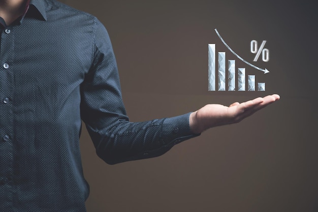 Das Prozentdiagramm aus dem Netzwerk geht nach unten. Der Mann hält ihn in der Hand