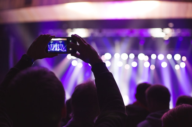 Das Publikum sieht sich das Konzert auf der Bühne an.