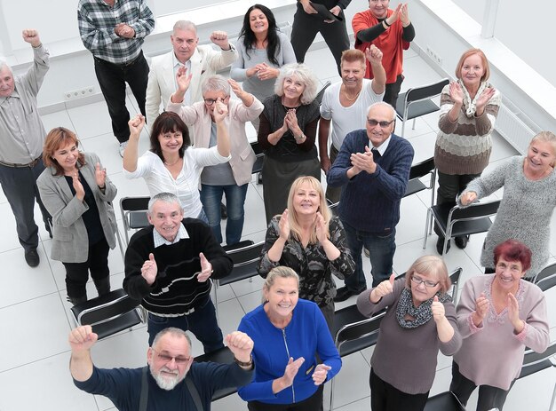 Foto das publikum stellt dem referenten während des seminars eine frage