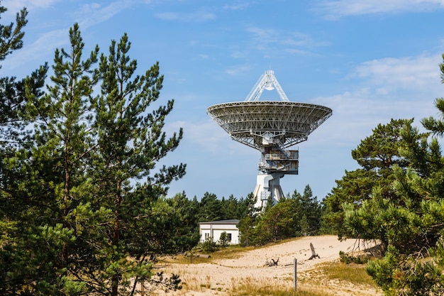 Das Radioteleskop in der verlassenen geheimen militärischen Geisterstadt Irbene der Sowjetunion in Lettland