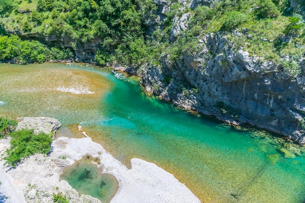 Das reinste Wasser der türkisfarbenen Farbe des Flusses Moraca, der zwischen den Schluchten Montenegros fließt