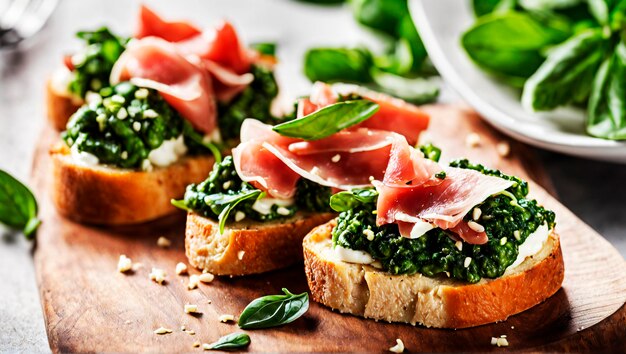 Das reizende Trio Mozzarella Prosciutto und Arugula Pesto Bruschetta