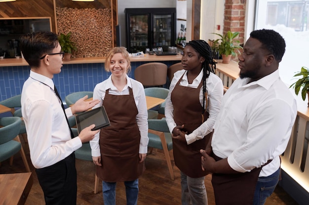 Das Restaurantteam bereitet sich auf die Arbeit vor