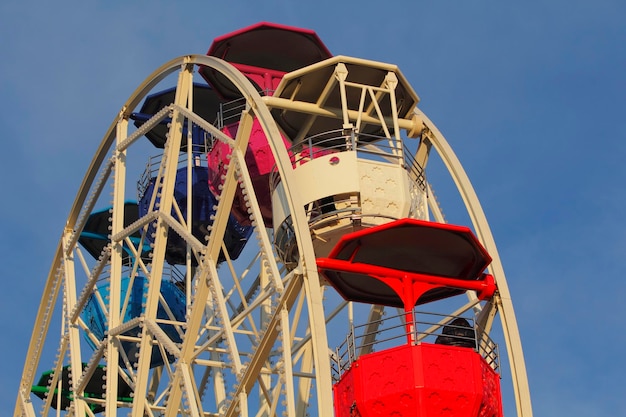 Das Riesenrad in einem Vergnügungspark