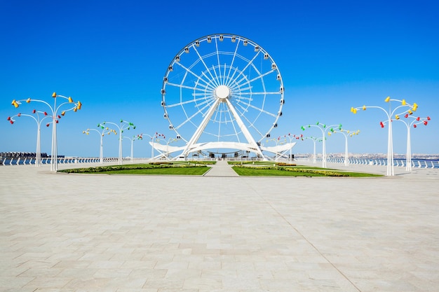 Das Riesenrad von Baku, auch bekannt als Baku Eye, ist ein Riesenrad auf dem Baku Boulevard im Seaside National Park von Baku, Aserbaidschan