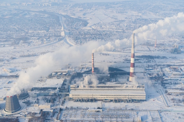 Das Rohr der Anlage stößt Schadstoffe in die Atmosphäre aus. Nahaufnahme auf einem Himmelhintergrund.